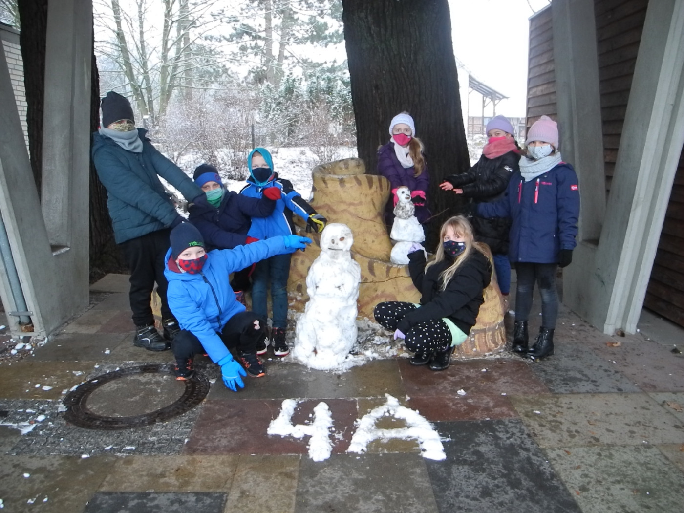 Schüler beim Bauen eines Schneemanns